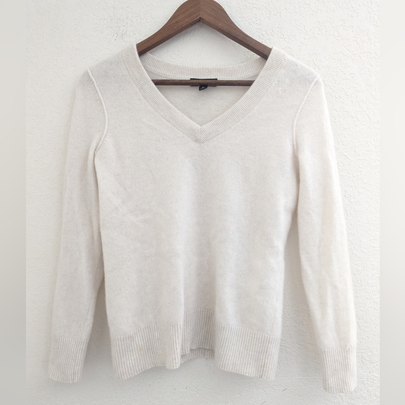 Aqua Sweaters - AQUA Beige White Cashmere V Neck Pullover Sweater